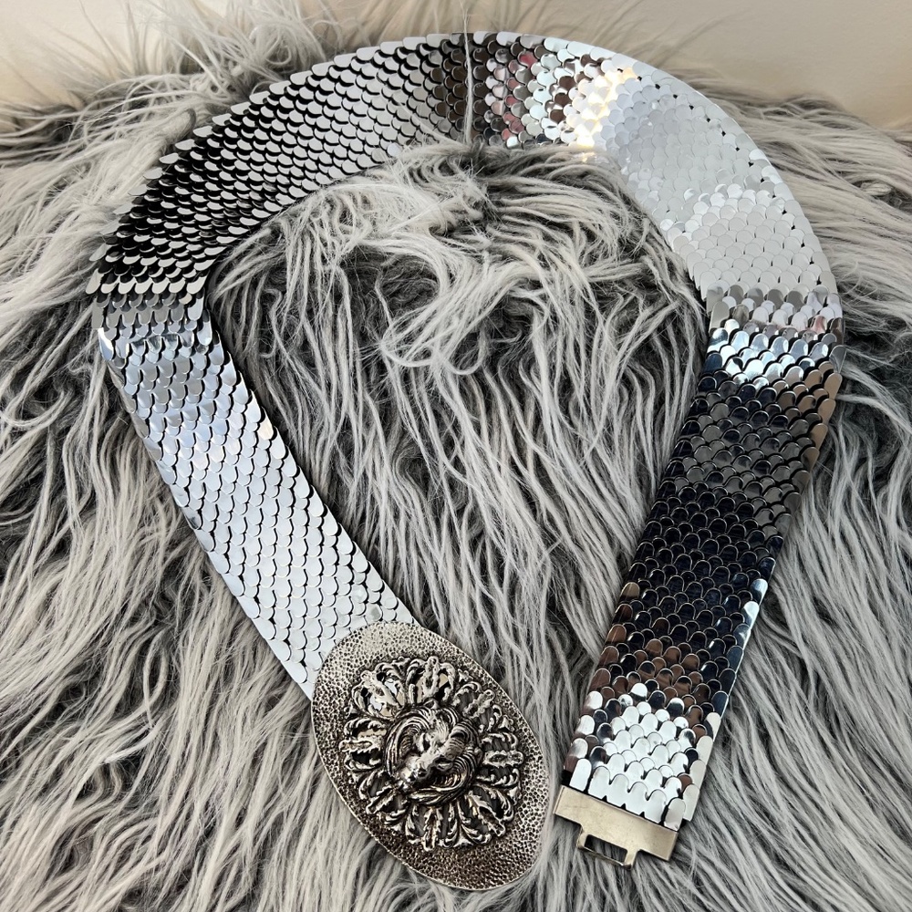 Vintage Retro 1980's silver-tone stretch hammered oval frame belt with lion head